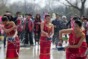 las mujeres están lanzando agua