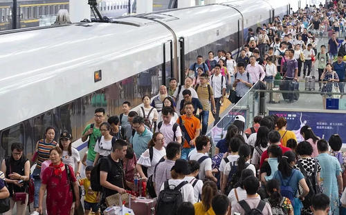 Hay montones de personas en la estación  de tren 