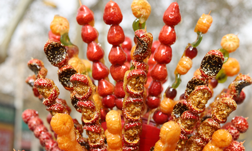 frutas caramelizadas en un pinchito