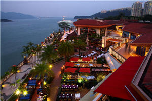 Centro de Comida al Aire Libre en la Bahía de Descubrimiento de Hong Kong