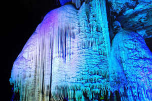 cascada de la montaña de la nieve de la Cueva de Plata