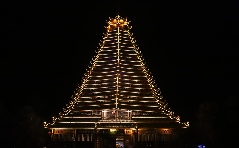 paisaje nocturno de la Torre del Tambor de Sanjiang