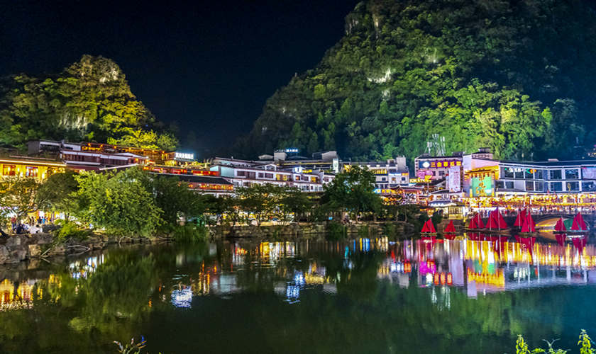 paisaje nocturno de la Calle Oeste de Yangshuo