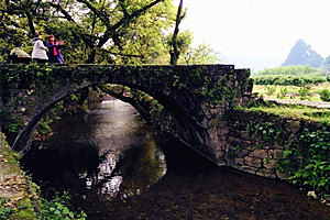 Puente Hulong de la Aldea Jiangtou del Pueblo Jiuwu