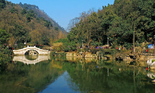 9 días Viajes de Minorías Étnicas Chinas Parque de la Colina Qianlingshan