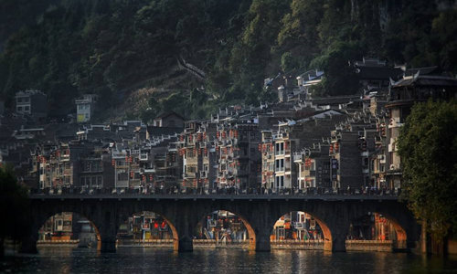 9 días Viajes de Minorías Étnicas Chinas Aldea Antigua de Zhenyuan