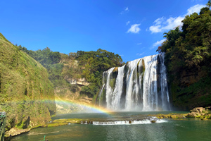 El arco iris depués de lluvia en la Cascada