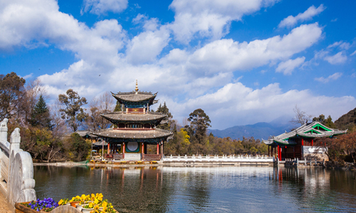 8 días Viajes de Minorías Étnicas Chinas Parque del Estanque de Dragón Negro