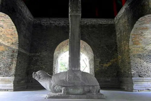  Monumento y el Quiosco del Mérito y la Virtud Sagrados de la Tumba de Ming Xiaoling