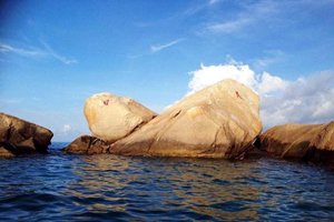 Las Piedras del Sol y de la Luna de la Zona Turística de Tianyahaijiao