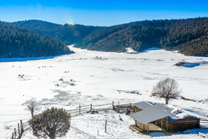 lago cubierto de nieve