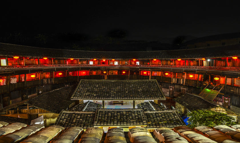 paisaje nocturno del Chuxi Tulou de Fujian