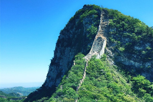 Águila volando al revés de la Gran Muralla de Jiankou