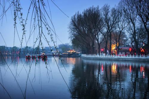 Night Scene of the Riverside，Houhai