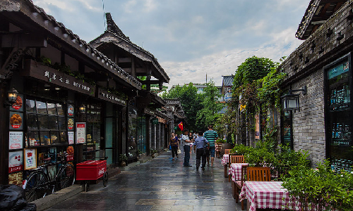 Wide and Narrow Alley