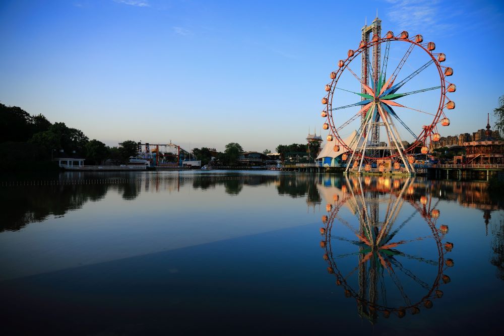 Ferris wheel built above the Water,  Happy Hour