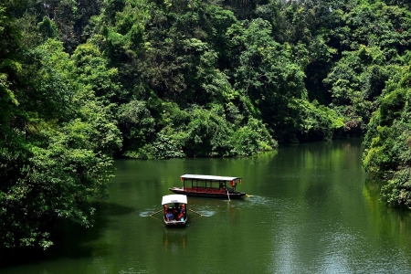 Black-awning Boats，Stone Elephant Lake