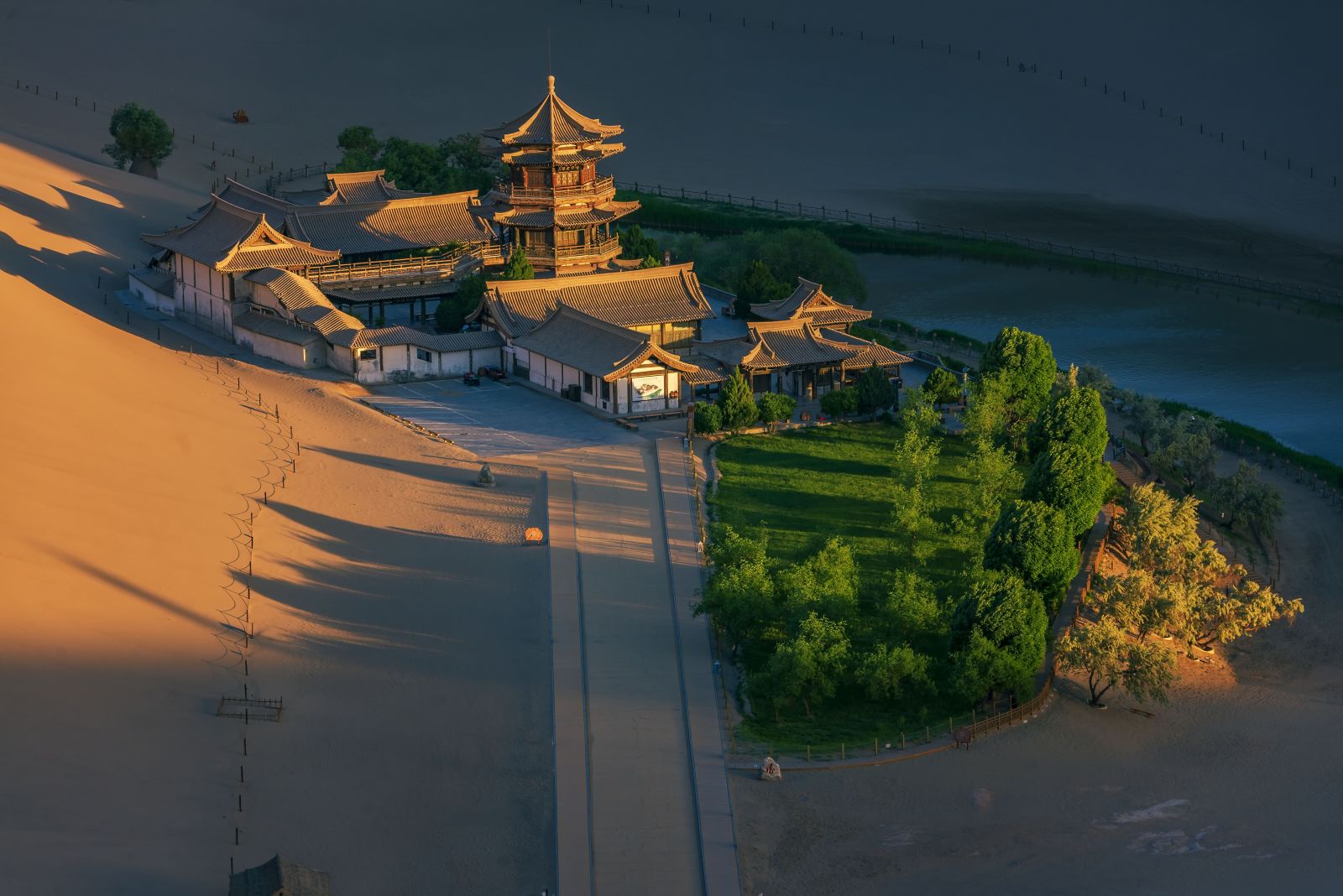 The Aerial View，Crescent Spring and Echoing-Sand Mountain