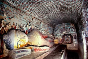 Giant Buddha statue， Mogao Grottoes