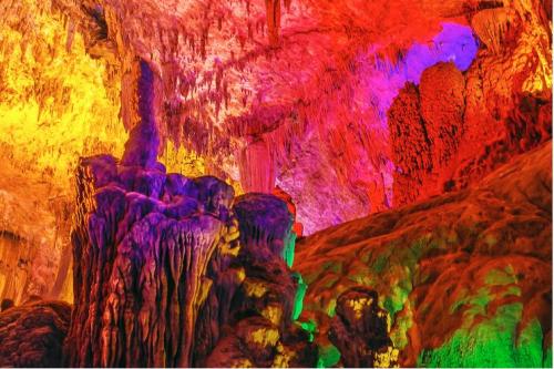 Shenlong Cave，Huangguoshu Waterfall