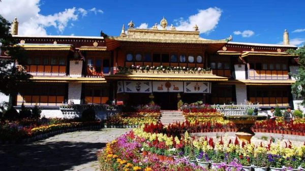 The Main Entrance,Norbulingka