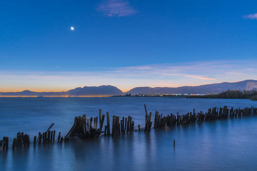 Moon at Dianchi Lake，Haigeng Park