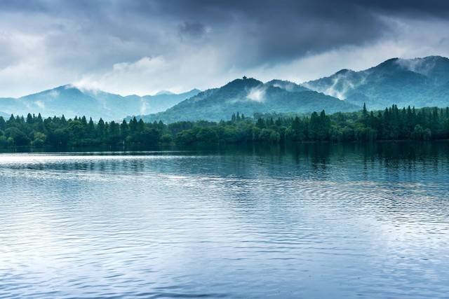 Two Peaks Piercing the Clouds，West Lake