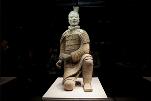 Statuetta inginocchiata che spara