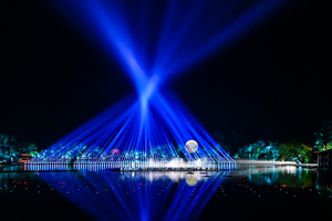 Fiume primavera nella notta di luna di fiori dello Spettacolo delle impressione del Lago dell'Ovest