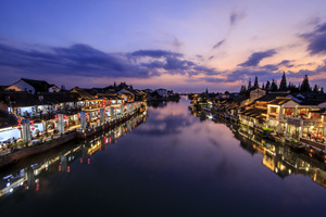 Villaggio sull'acqua Zhujiajiao di notte